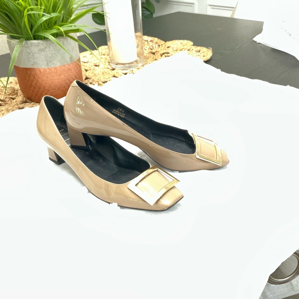 Roger Vivier Beige Belle Vivier Patent Leather Pumps. Rarely worn. Like NEW!